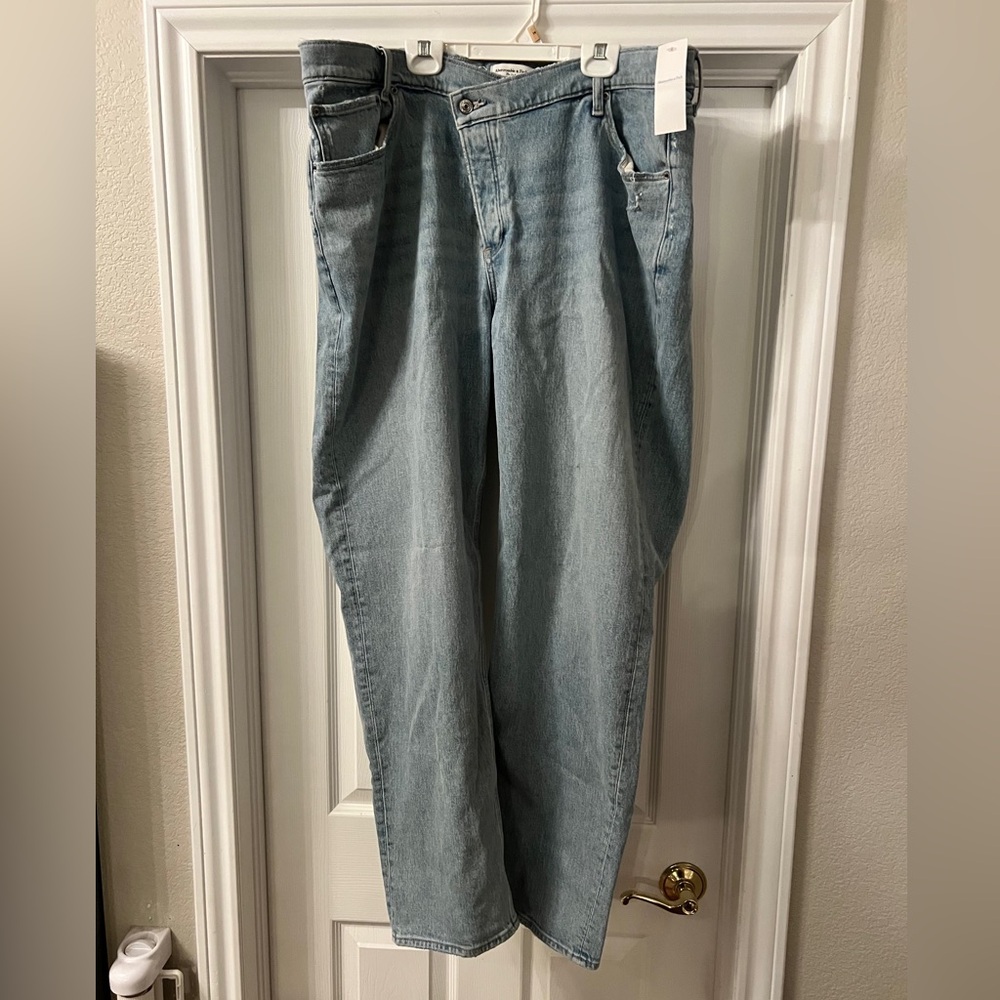 Abercrombie light denim dad jeans new with tags never worn